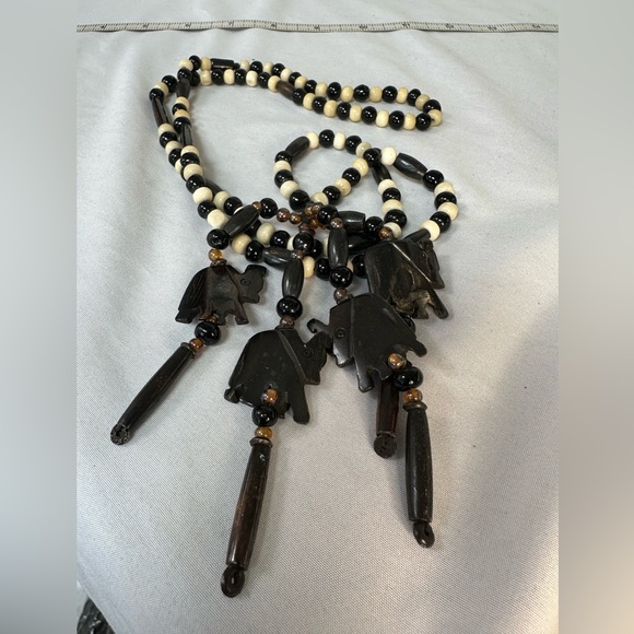 Carved elephant tassel trade bead necklace - Picture 6 of 6